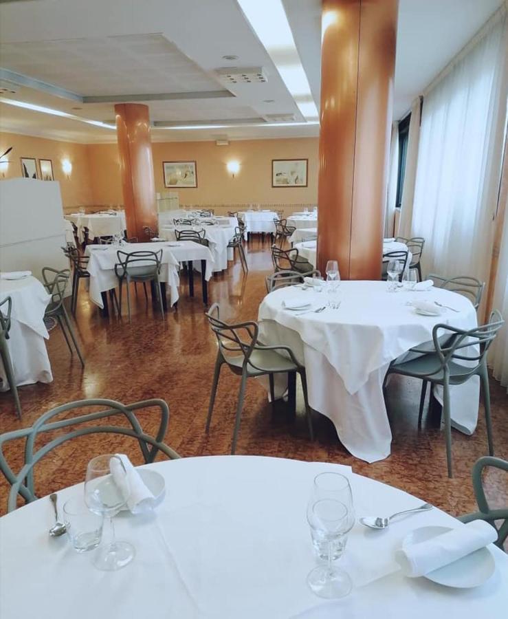 Ristorante Hotel Lucia - 100 Mt Dal Mare Giulianova Exterior foto