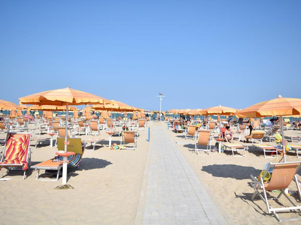 Ristorante Hotel Lucia - 100 Mt Dal Mare Giulianova Exterior foto
